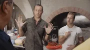 McGarrett (Alex O'Loughlin, l.) und Danny (Scott Caan, r.) begeben sich auf die Suche nach dem Mörder eines Privatdetektivs, dessen Klient vorher auf gleiche Weise getötet wurde ...