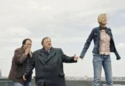 Bea (Lisa Augustin, r.) sieht keinen Ausweg mehr. Gregor Ehrenberg (Dieter Pfaff, M.) und ihr Vater Lothar (Waldemar Kobus, l.) versuchen verzweifelt, das junge Mädchen vom Sprung in die Tiefe abzuhalten.