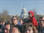 Trauernde stehen nach dem Tod von Präsident John F. Kennedy vor dem U.S. Capitol in Washington, D.C..