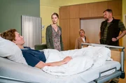Pausenhofgewalt: Eva Schatz (ChrisTine Urspruch, 2. v. re.) mit den Eltern Monika (Henrike von Kuick, 2. v. li.) und Klaus (Oliver Br&ouml;cker, re.) am Bett von Hans (Konrad Neidhardt, li.).