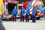 Ein Tunnel stürzt in der Stadt ein und begräbt viele Fahrzeuge unter sich. Meredith (Ellen Pompeo, 2.v.r.), Maggie (Kelly McCreary, 2.v.l.), April (Sarah Drew, r.) und Amelia (Caterina Scorsone, l.) fahren hin, um dem Schwerverletzten zu helfen ...