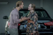 Philipps Bruder Max (Sebastian Wendelin) und dessen Frau Ella (Franziska Singer) sind im Dauerstreit. Hat dieser etwas mit Philipps vermeintlichen Selbstmord zu tun?