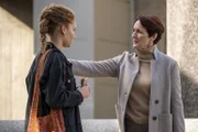 Audrey (Ayoola Smart, l.); Carolyn Martens (Fiona Shaw, r.)