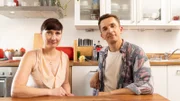 Eric Mayer (r.) trifft Katja Martini (l.). Sie wurde extrem belogen. Ihr Mann täuschte seinen eigenen Tod vor und verschwand scheinbar spurlos. Hätte Katja die Lüge ihres Mannes überhaupt erkennen können?