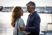 Nora (Alexandra Rapaport) und Alexander (Nicolai Cleve Broch) sind schwer verliebt und überglücklich, dass sie endlich zueinander gefunden haben.