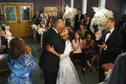 Geben sich im Beisein ihrer Trauzeugen Miranda (Chandra Wilson, vorne l.) und Jackson (Jesse Williams, vorne r.), Kollegen und Freunden das Ja-Wort: Richard (James Pickens, Jr., vorne 2.v.l.) und Catherine (Debbie Allen, vorne 2.v.r.) ...