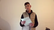 Pascal hat einen wichtigen Termin, der seine berufliche Zukunft betrifft. Der 23-Jährige hat eine Gehbehinderung und sich deshalb bei seinem Hausarzt um ein Attest gekümmert, das ihm eine eingeschränkte Arbeitskraft bescheinigt.