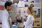Arizona (Jessica Capshaw, r.) sucht einen neuen Mitbewohner, doch ist Dr. Andrew DeLuca (Giacomo Gianniotti, l.) wirklich der richtige?