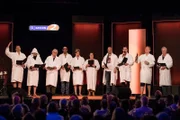 Von links: Kabarettist Michael Altinger, Kabarettist Han's Klaffl, Kabarettist Helmut Dauner, Kabarettist Hannes Ringlstetter, Sänger Valentin Schmidbauer, Kabarettistin Maria Peschek, Kabarettist Stephan Zinner, Kabarettistin Martina Schwarzmann, Kabarettist Alex Liegl und Kabarettist und Moderator Werner Schmidbauer während der 100. Sendung "radioSpitzen live vor Ort" im Alten Speicher in Ebersberg.