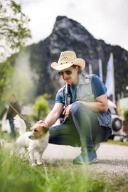 Michael Ostrowski mit Hund während ServusTVs „Ostrowski macht Urlaub“ in Garmisch-Partenkirchen, Deutschland am 12. Mai 2025.