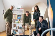 Robert identifiziert die Leiche seiner Frau und die Ermittler erfahren, dass der ehemalige Gerichtsmediziner nun Kriminalromane schreibt. V.l.n.r. Girwidz (Michael Brandner), Hubert (Christian Tramitz), Sabine Kaiser (Katharina Müller-Elmau), Robert Jansen (Thomas Loibl)