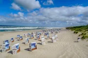 Der Sylter Weststrand ist fast 40 Kilometer lang und voller Strandkörbe, die meist bereits zu Beginn der Saison ausgebucht sind.