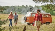 Der neu erstandene Klein-Bus war der ganze Stolz von Tobi (Matthias Komm). Doch nun sitzt er mit Conny (Brigitte Zeh, l.) und den anderen in Polen mit einem defekten Auto fest. Nicht mal mehr Handy-Empfang gibt es. Doch Magda (Verena Altenberger) kennt hier einen wunderschönen Ort...