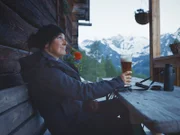 Sennerin Martina Mühlbauer beim abendlichen Weißbier vor ihrer Hütte auf der Piffalm, Salzburg