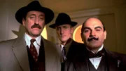 v.l.n.r. Chief Inspector Japp (Philip Jackson), Captain Hastings (Hugh Fraser) und Poirot (David Suchet).