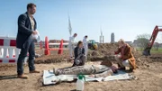 Das idyllische Familienglück findet ein Ende, als Robert Meier (Tim Porath, liegend) während Baggerarbeiten tot auf einer Wismarer Baustelle gefunden wird. Die SOKO Wismar, Lars Pöhlmann (Dominic Boeer, l.), Katrin Börensen (Claudia Schmutzler, M.) und Helene Sturbeck (Katharina Blaschke, r.), ermittelt.
