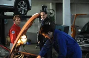 Lex ist perplex über den Besuch, überspielt aber gekonnt und begrüßt Mike lässig. Von links: Lex (Sebastian Gerold), Mike Preissinger (Harry Blank) und Florian Brunner (Tommy Schwimmer).