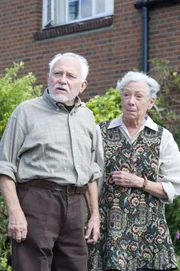 Jack (John Cater) und Amy Pearce (Freda Dowie)