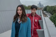 Monica Reed (Olivia Munn, l.); Nazim (Michael Karim, r.)