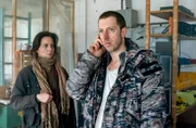Im Foto (v.l.n.r.): Doreen Werner (Dorothea Arnold) und Marek Krug (Maximillian Mauff) in seiner Werkstatt, während er mit Kommissarin Leonie Winkler telefoniert, um reinen Tisch zu machen