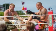 Bis zu ihrem Tod hat Rikke Kjeldsen den örtlichen Muay Thai Club geleitet. Hat sich etwa eines der Mitglieder (Komparsen) für ihre egozentrische und bevormundende Art gerächt?
