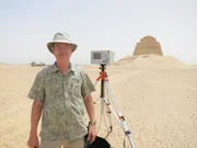 Meidum, Ägypten - Malcolm Williamson und der Optech-Scanner an der mittleren Pyramide
