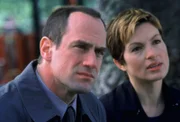 Stabler (Christopher Meloni) und Benson (Mariska Hargitay) stehen vor einem Rätsel. Weil die ermordete Medizinerin hauptsächlich mit HIV-Infizierten arbeitete und versuchte, die sexuellen Kontakte zurückzuverfolgen, gibt es viele Verdächtige, die etwas zu verbergen haben.