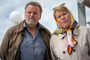 Die beiden Kriminalhauptkommissare Jan Brockhorst (Felix V&ouml;rtler) und Anna Springer (Rita Russek) sind dem Missverst&auml;ndnis auf der Spur.