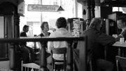 Antiheld Jonas und Philosoph Johannes Winter (links) diskutieren darüber, welcher Weg aus philosophischer Sicht richtig ist, um gegen Ungerechtigkeit vorzugehen.