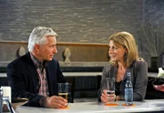 Thomas (Gerry Hungbauer, l.) lenkt Regina (Christine Wilhelmi, r.) von ihren privaten Sorgen ab.
