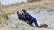 Ann Kathrin Klaasen (Picco von Groote) und Frank Weller (Christian Erdmann) sind frisch verheiratet und sichtlich verliebt.
