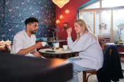 Theo (Julius Dombrink) gerät unter Druck, weil er seiner Mutter seine Heirat mit Cecilia (Carina Koller) verschwiegen hat.