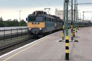 Zwischen Balatonfüred und Budapest ist die Strecke elektrifiziert.