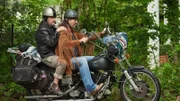 Unerwartet fahren Waltrauds WG-Kumpels Siggi (Helmut Zierl, r.) und Rolle (Lutz Mackensy) bei den Holtkamps vor. Die Erinnerungen aus dem Sommer 1968 werden Waltraud in eine ungewohnte Euphorie versetzen.