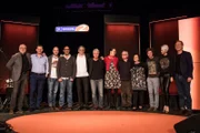 Von links: Kabarettist Han's Klaffl, Kabarettist Michael Altinger, Kabarettist Stephan Zinner, Kabarettist Hannes Ringlstetter, Kabarettist Mathias Tretter, Kabarettist und Moderator Werner Schmidbauer, Kabarettistin Martina Schwarzmann, Kabarettist Helmut Dauner, Kabarettist Maria Peschek, Sänger Valentin Schmidbauer und Kabarettistin Lisa Eckhart während der 100. Sendung "radioSpitzen live vor Ort" im Alten Speicher in Ebersberg.