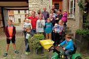 Die Wagners sind eine Winzerfamilie aus dem rheinhessischen Essenheim. Das Weingut Wagner lebt von seinen Charakteren und vom Zusammenhalt der Familie. 17 Menschen leben und arbeiten hier zusammen. Die drei Brüder, ihre Frauen, die Großeltern und neun Enkelkinder.