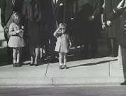 John F. Kennedy Jr. salutiert, als der Sarg seines Vaters, Präsident John F. Kennedy, während der Trauerfeierlichkeiten getragen wird.