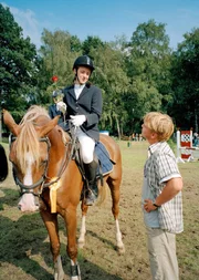 MDR Fernsehen ALINA TEIL 3, "Das Turnier". Ein wunderbarer Tag für Alina (Marett Katalin Klahn): Silverado lässt sich mühelos auf dem Turnier von ihr reiten und Patrick (Tim-Kristopher Hausmann) schenkt ihr eine Rose.