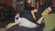 Wenn der Körper keine Energie mehr liefert. Marina Weisband leidet am Chronischen Erschöpfungssystem ME/CFS. Das Nervensystem ist auf Marina Weisband abgebildet, während sie auf dem Sofa liegt.