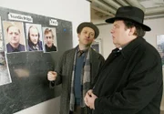 Kommissar Geiger (Peter Heinrich Brix, Mitte) erklärt Pfarrer Braun (Ottfried Fischer), dass Ruprecht Krahl (Jürgen Tarrach, li.), der Devotionalienhändler Treulieb (Eisi Gulp, 2.v.li.) und auch der umtriebige Tourismusmanager Bernhardt "Bernie" Kammler (Martin Glade) zum Kreis der Verdächtigen zählen.