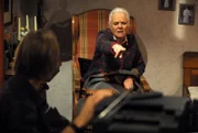 Theres erklärt Gregor, dass er vorsichtig mit ihrem Fernseher umgehen muss. Von links: Gregor (Holger M. Wilhelm) und Theresa Brunner (Ursula Erber).