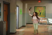 Mit guten Noten kann Sue (Eden Sher) nicht glänzen, aber mit einer perfekten Anwesenheit und wenn es nach ihr geht, soll das auch honoriert werden ...