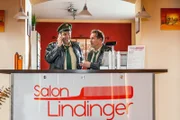 Hubert (Christian Tramitz, r.) und Staller (Helmfried von Lüttichau, l.) ermitteln im Mordfall der Salonbesitzerin Steffi Lindinger.