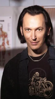 Dr. Nigel Townsend (Steve Valentine) macht eine schockierende Entdeckung: Der 14-jährige Junge wurde mit einer Polizeiwaffe erschossen.  Die Verwendung des sendungsbezogenen Materials ist nur mit dem Hinweis und Verlinkung auf TVNOW gestattet.