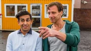 Stefan Vollmer (Hendrik Duryn, r.) vermittelt Mehmet (Zejhun Demirov) einen Job beim Gebrauchtwagenhändler.