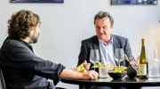 Hanno Settele (r.) und Konstantin Filippou essen gemeinsam zu Abend.