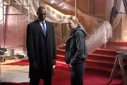 Wechseln mit einigen Leuten in das andere Universum: Phillip Broyles (Lance Reddick, l.) und Olivia Dunham (Anna Torv, r.) ...