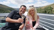 Bernd und Cecilia mit einem Glas Weißwein auf dem Sonnendeck.