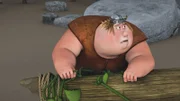 Fischbein befestigt eine Stütze am Flügel des verletzten Glutkessel-Drachen.
