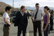 Die abgetrennte Hand gibt Kendall (Tim Kang, l.), Patrick (Simon Baker, 2.v.l.), Wayne (Owain Yeoman, 2.v.r.) und Grace (Amanda Righetti, r.) ein Rätsel auf ...